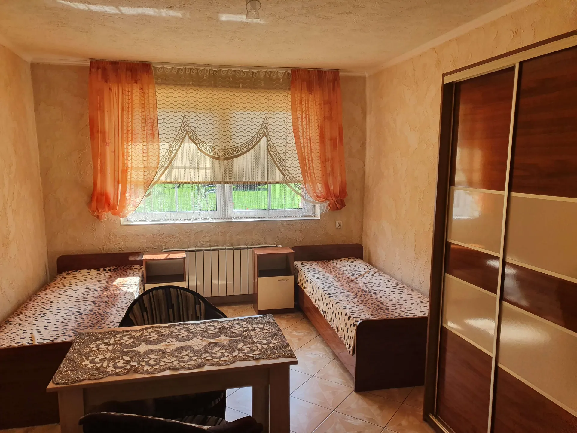Wnętrze jednego z pokoi gościnnych