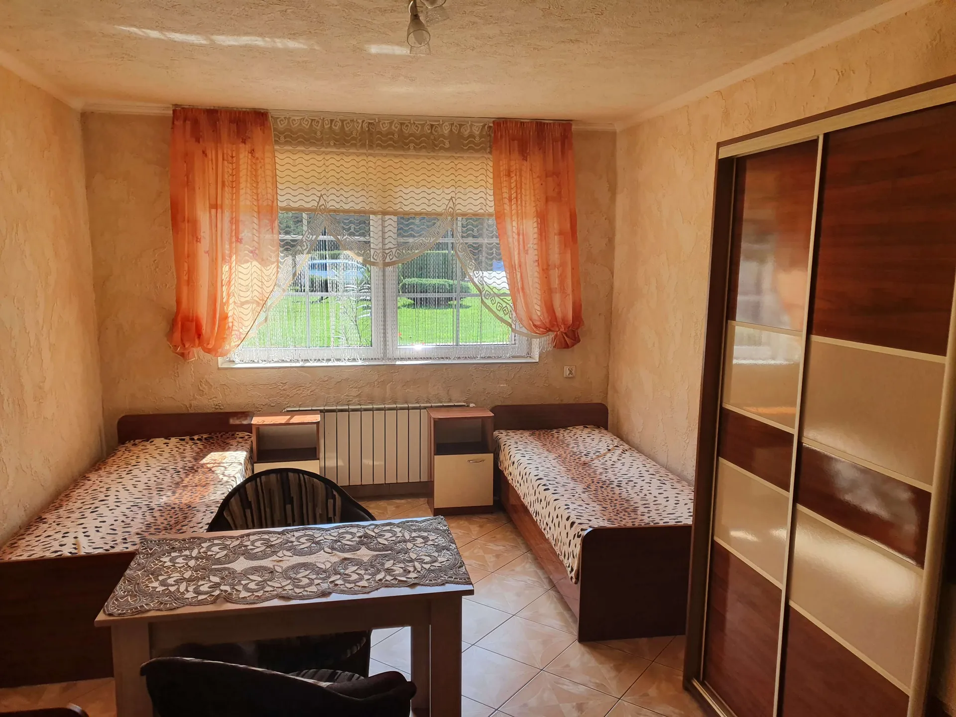 Wnętrze jednego z pokoi gościnnych